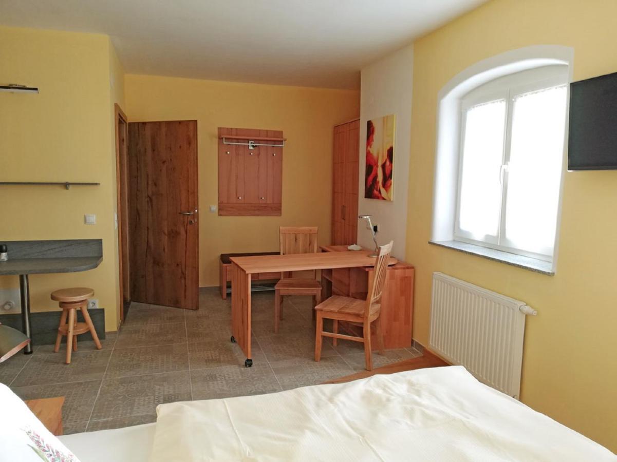 Haus Monti Hotel Maria Lanzendorf Екстериор снимка