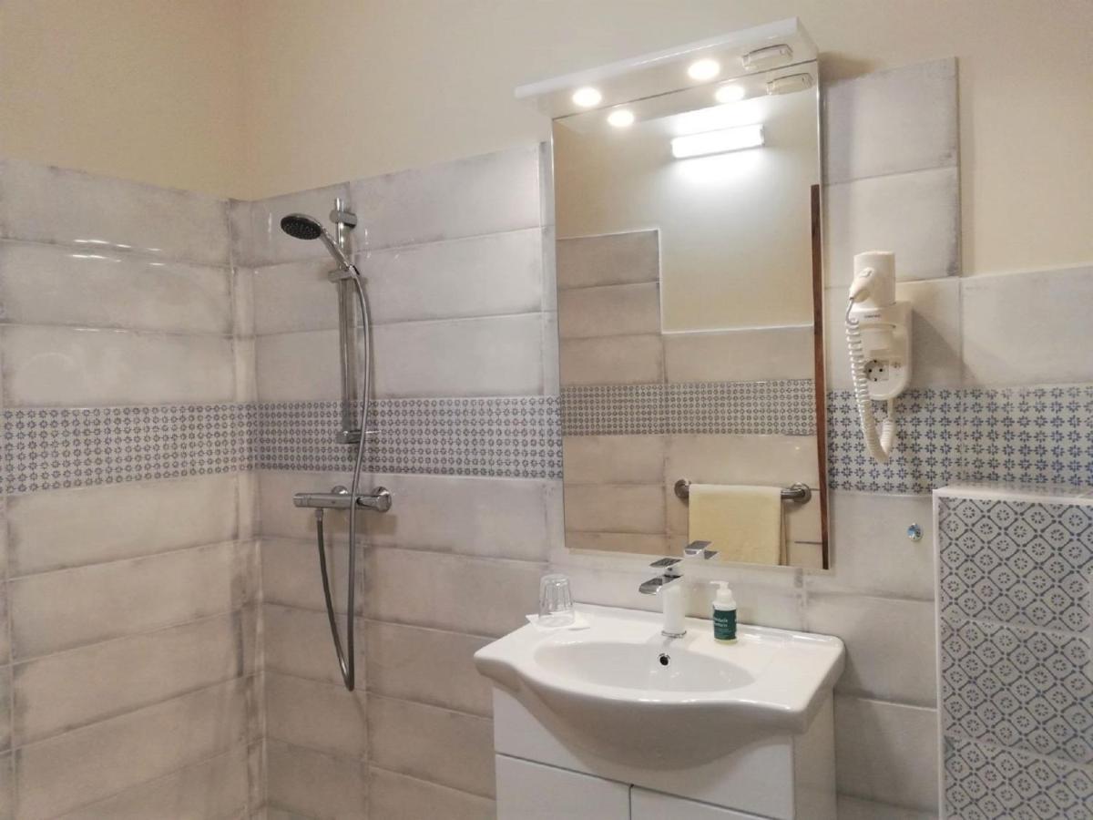 Haus Monti Hotel Maria Lanzendorf Екстериор снимка
