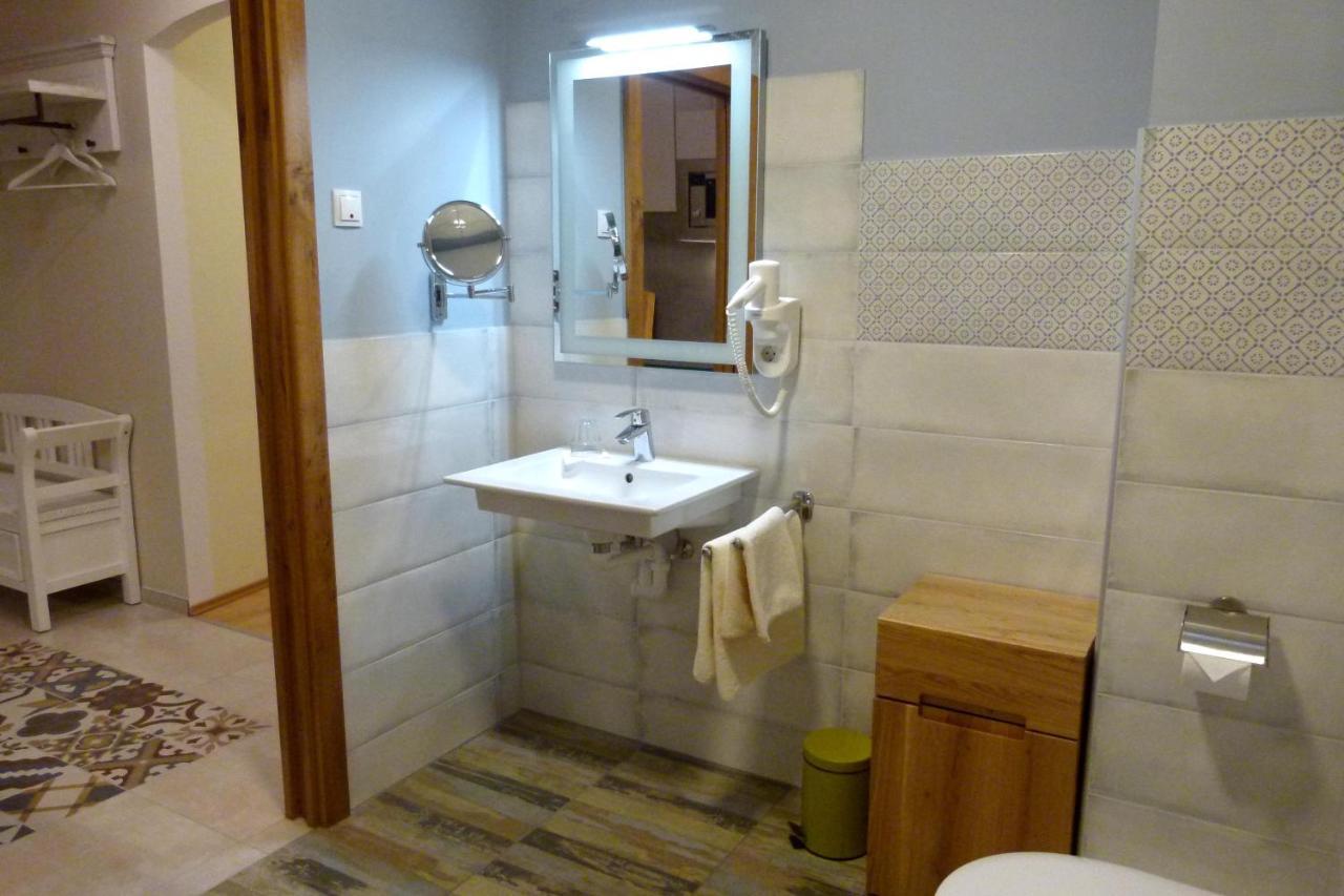 Haus Monti Hotel Maria Lanzendorf Екстериор снимка